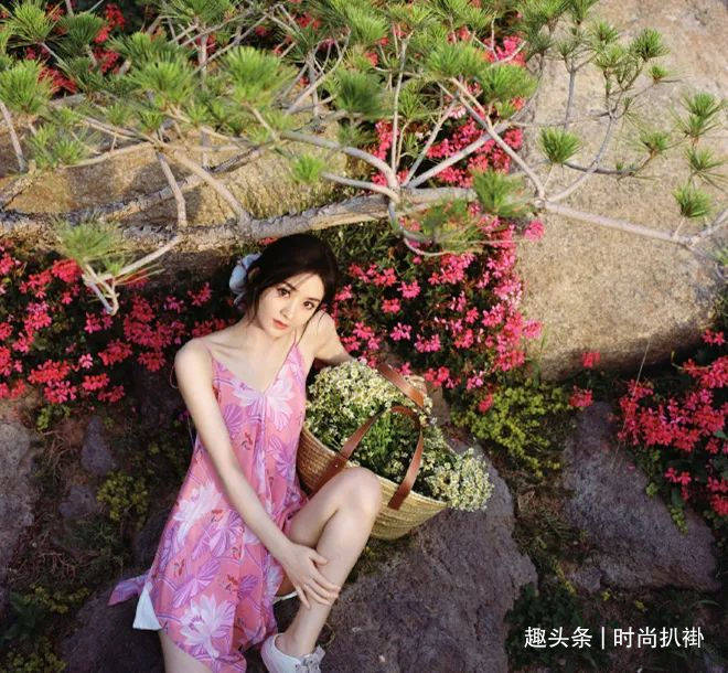 花朵|赵丽颖现在美到让人无法忽视,老土俗气的花朵裙,她穿都高级了