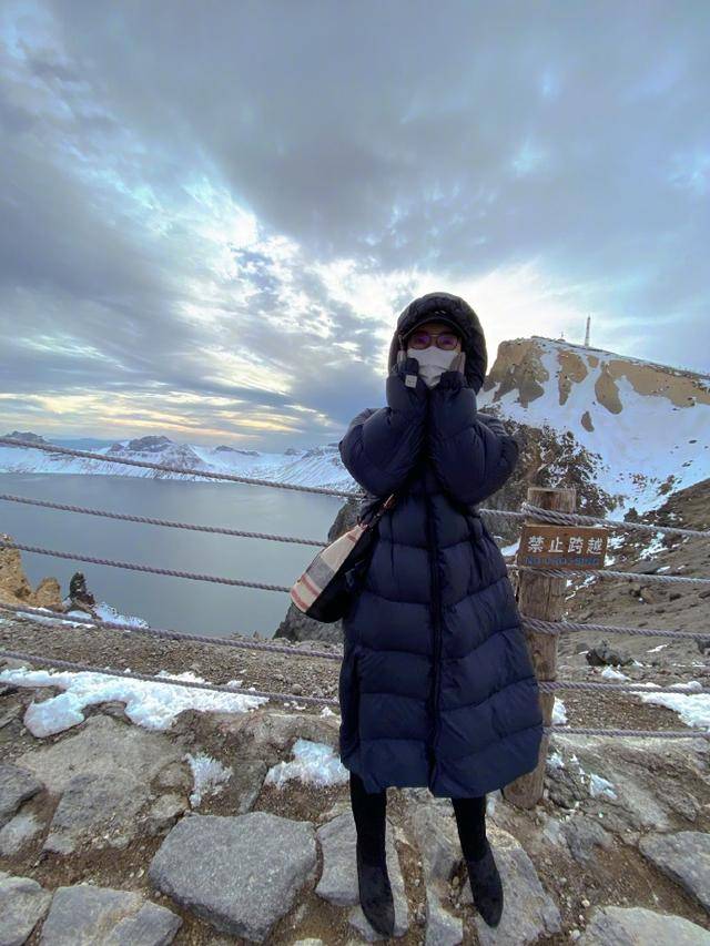 陈数穿高跟鞋爬山 晒15张美照均未见老公身影