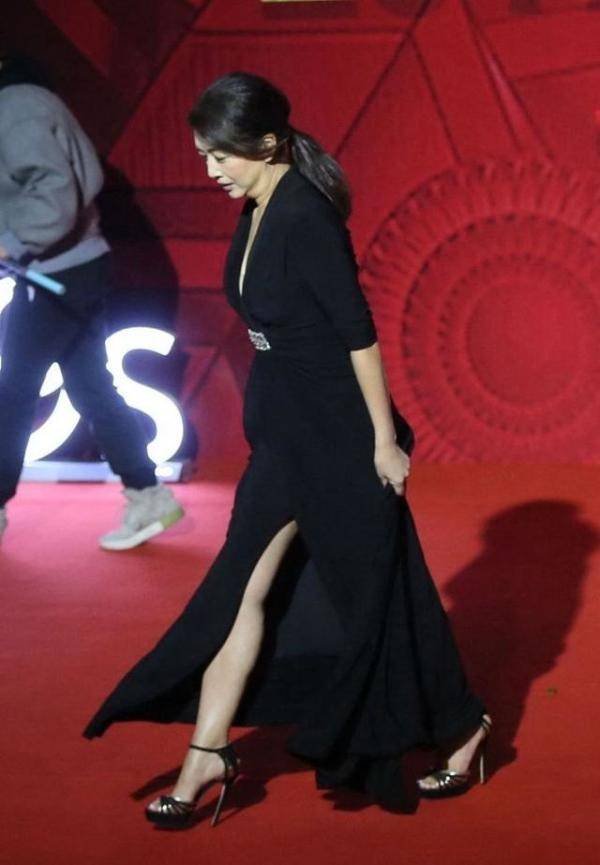 显得|江珊穿上纯色的服装，看着真挺有贵气感的，随性搭配却显气场