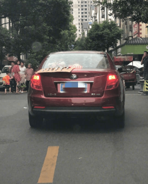 原创
幽默笑话不笑你来找我:你光吃馒头嘛?不得就着点儿肉啊,菜啊!
