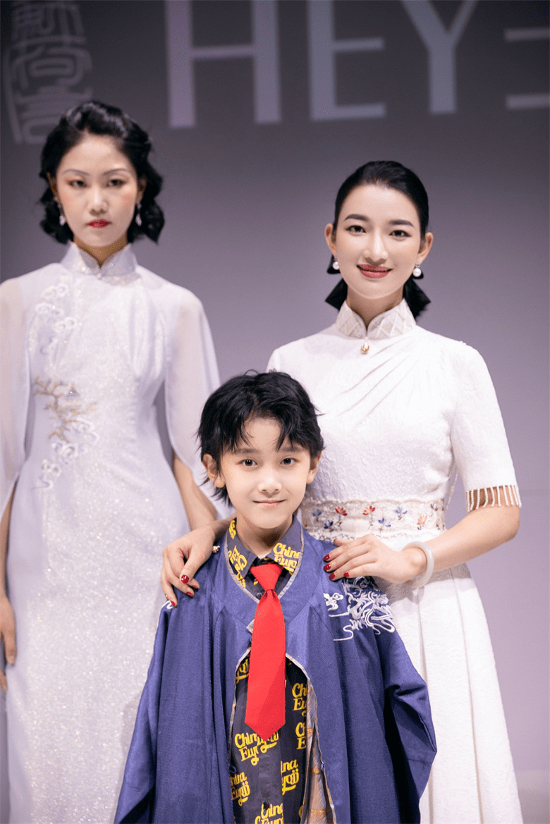 时装周|黄振宸上海春夏时装周前排看秀 少年意气风发