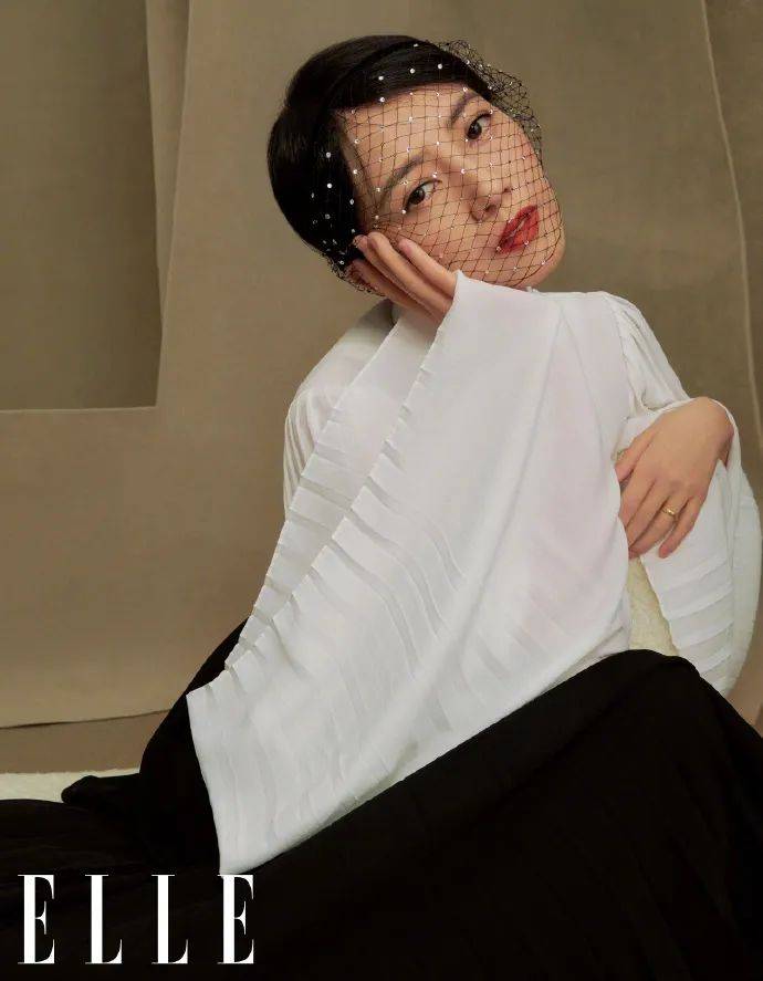 凹凸|高圆圆写真魔鬼身段凹凸有致,腰间雪白肌肤美到发光