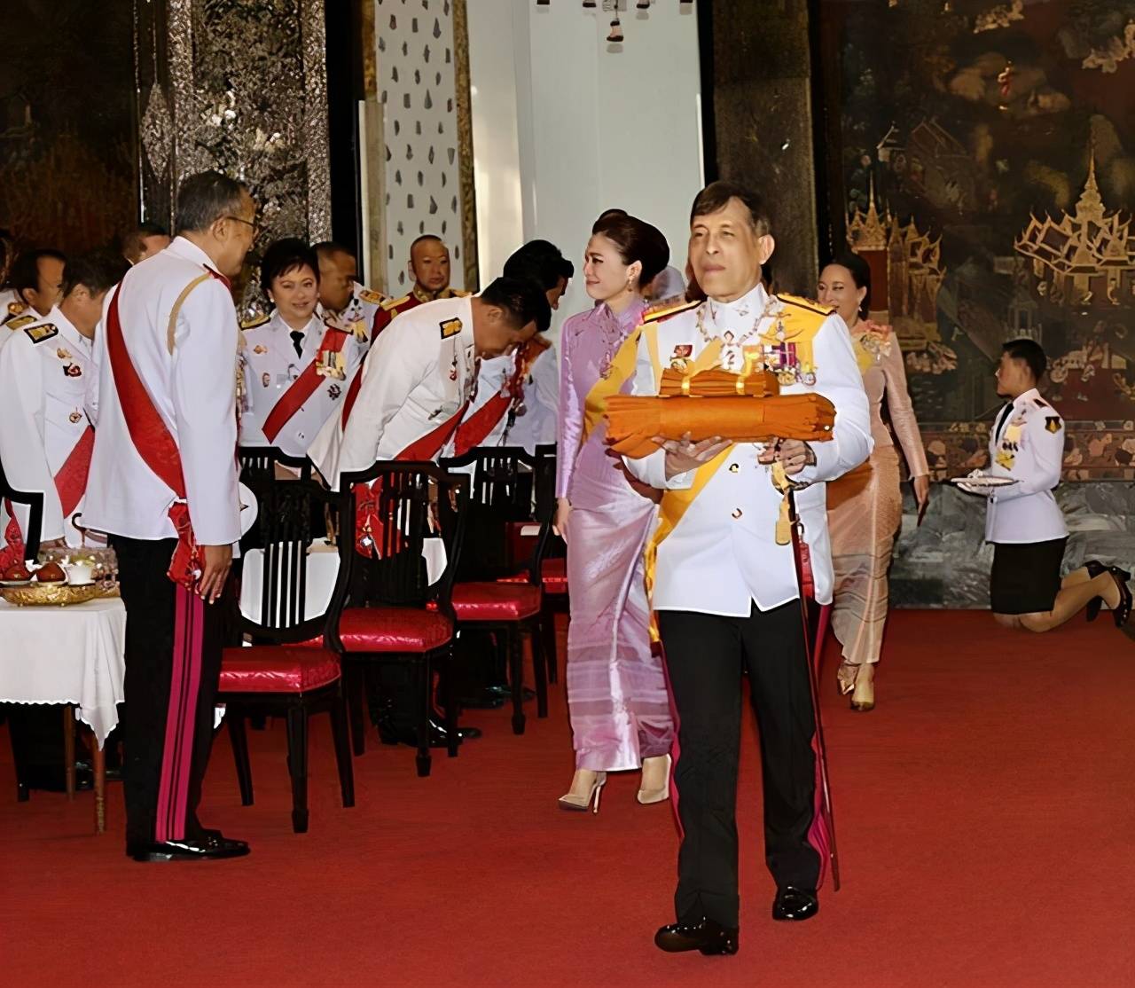 苏提达|泰王带诗妮娜贵妃回国啦！贵妃瘦成纸片人，和苏提达比美不敢高调