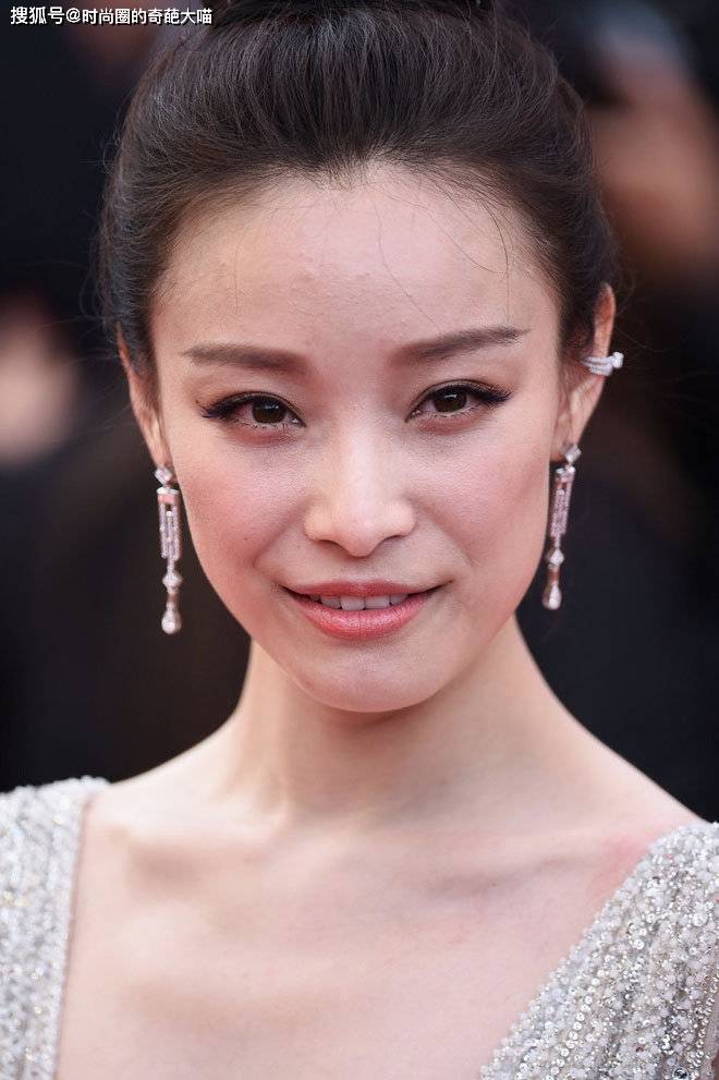 娜扎|娜扎颜值太能打！生图下皮肤嫩似剥壳鸡蛋，把关晓彤按在地上摩擦
