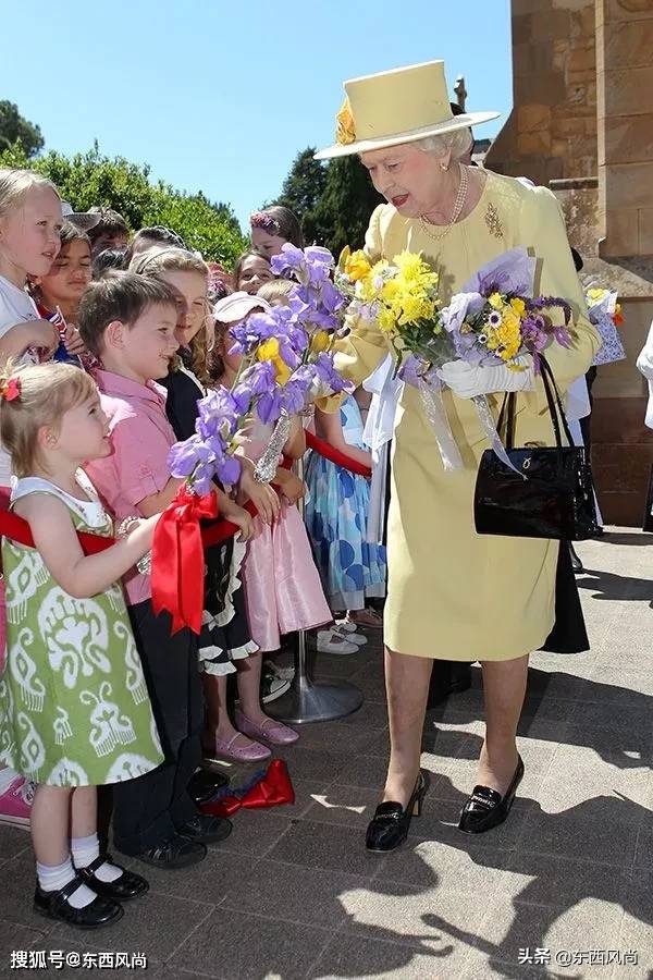 女王|94岁女王个人风格极其鲜明，不论穿什么颜色，总是搭同一款包包