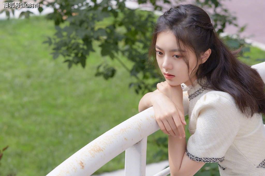 赵今麦写真大片森系清雅装扮搭配编发少女感十足