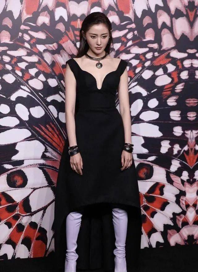 当红|张天爱穿深V领大秀魔鬼身材!当红美女雪肤娇嫩性感迷人