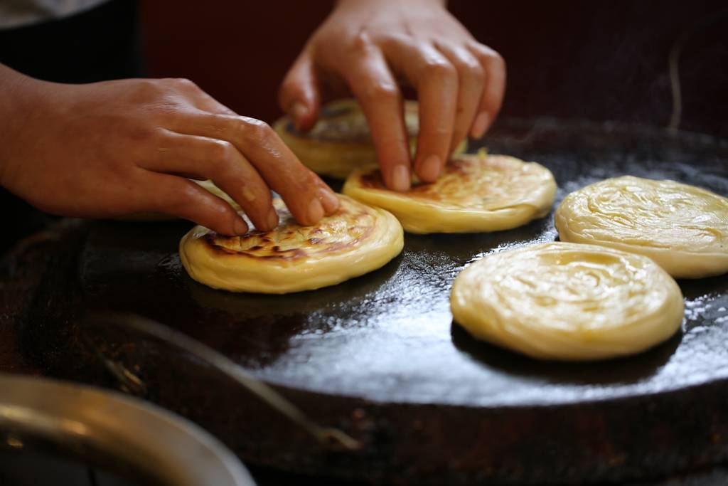 油旋可直接食用,也可趁热从中间剖开,然后往其中夹