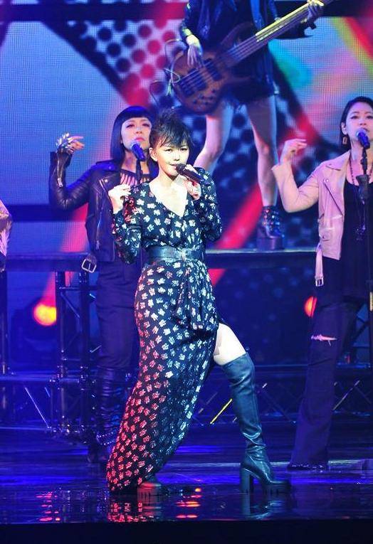 黄毛|孙燕姿身材比例真好，一身印花造型很显嫩，黄毛造型更青嫩