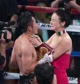 拳王邹市明为冉莹颖庆生,晒娇妻美照,却管她叫兄弟