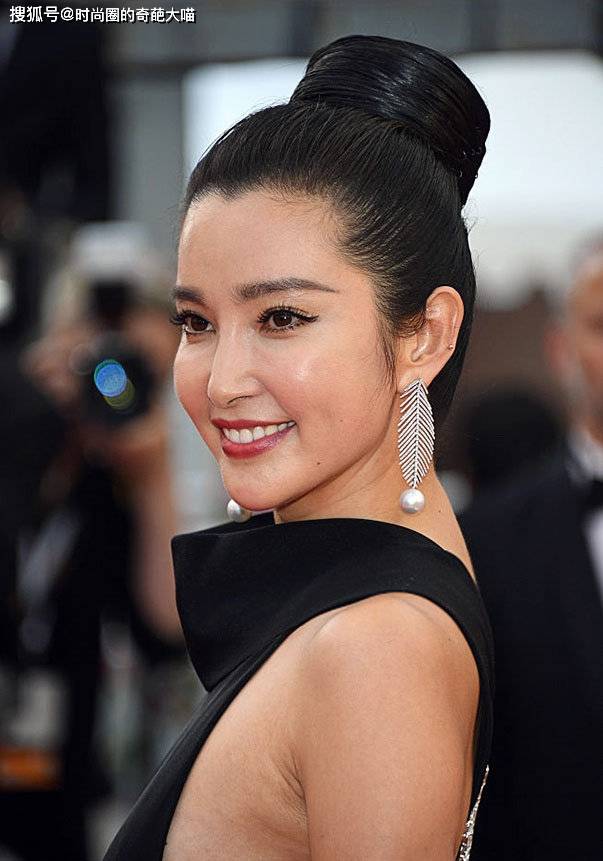 娜扎|娜扎颜值太能打！生图下皮肤嫩似剥壳鸡蛋，把关晓彤按在地上摩擦
