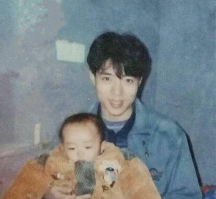 爸爸年轻时“长得太帅”是啥体验？网友晒照片：以为是我妈前男友