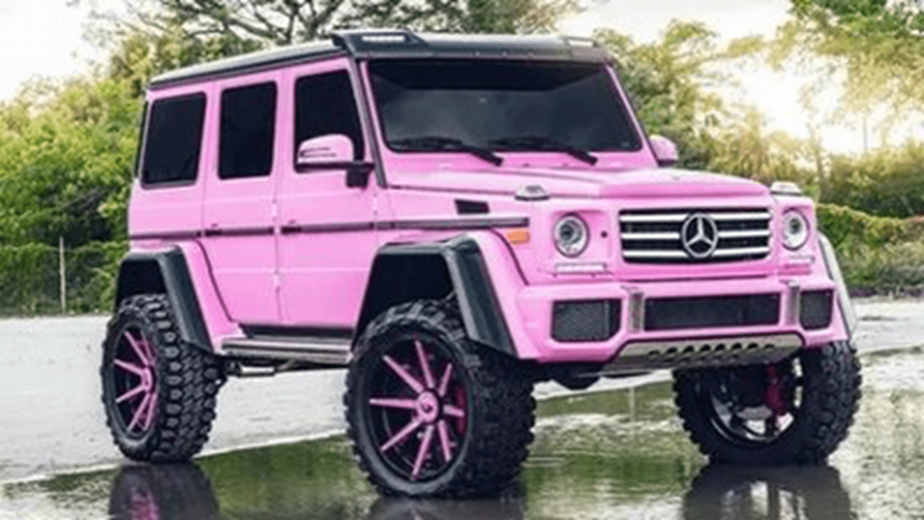 浙江就有一台非常与众不同的奔驰大g,这辆车全身为芭比粉色,看到这样