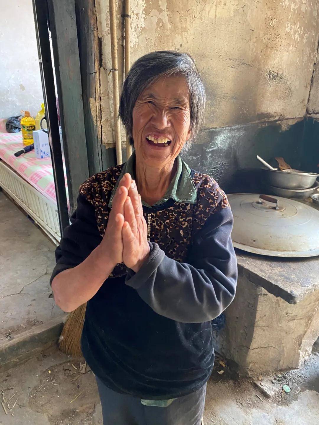 清水慈善为瓦房店祝华街道送爱心物资