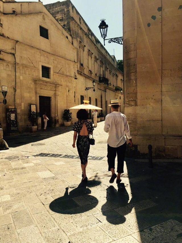 旗袍|53岁金星看秀太女人,灰裙大红唇显贵气,油光满面皱纹遮不住