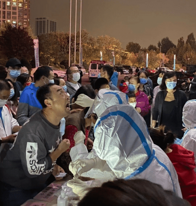青岛核酸检测点流动人口_青岛核酸检测现场图片(3)