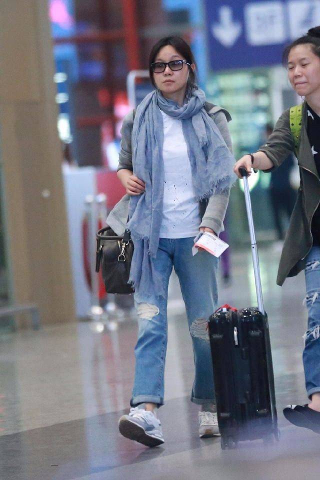 褶皱|闫妮不修图好惨,笑出褶皱容颜衰老,但这状态就是真实的49岁!