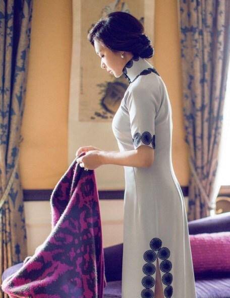 旗袍|53岁金星看秀太女人,灰裙大红唇显贵气,油光满面皱纹遮不住