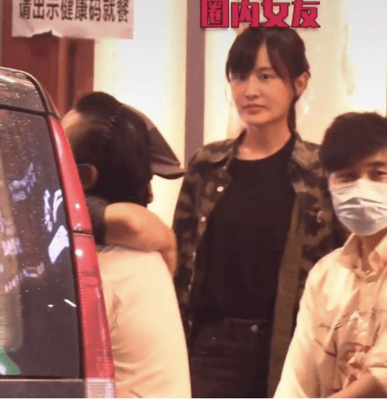 潘粤明携绯闻女友聚餐被拍,两人低调相恋多年