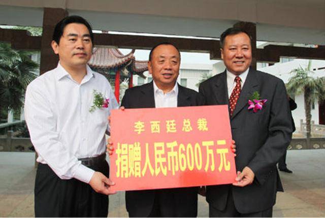 医疗界|他靠“医院”赚千亿，打造出“医疗界华为”，今被曝已移民新加坡