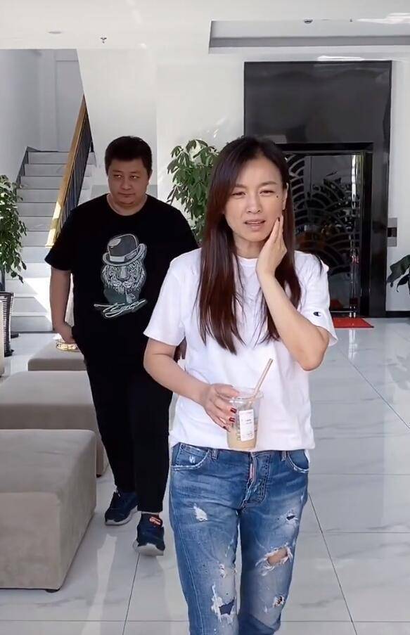 原创51岁张庭警告员工,不能原相机拍自己否则封号,无美颜滤镜她超憔悴