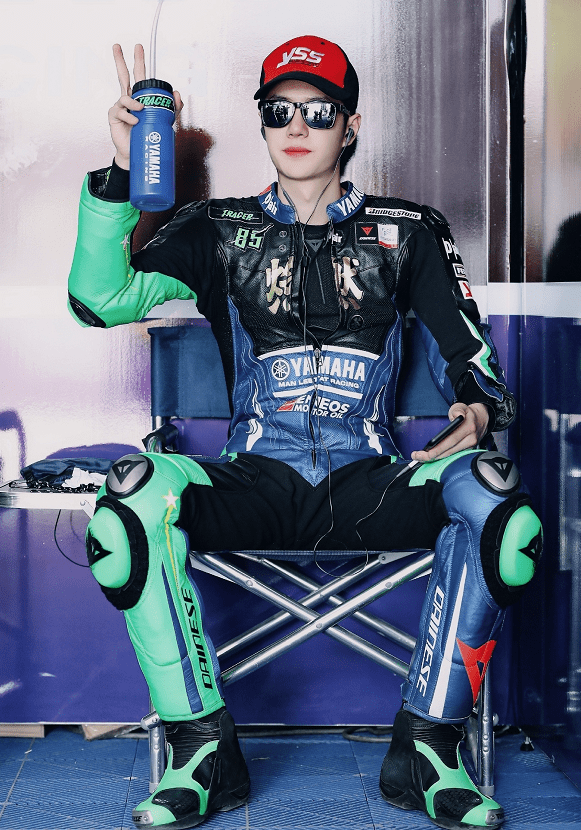 身材|王一博带货“赛车服”，修身设计秀男模身材，终于懂迷妹们眼光