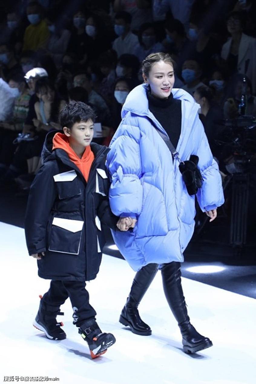 田亮|原创田亮儿子比他还帅，穿工装羽绒服T台走秀，小小年纪挺有男模范儿