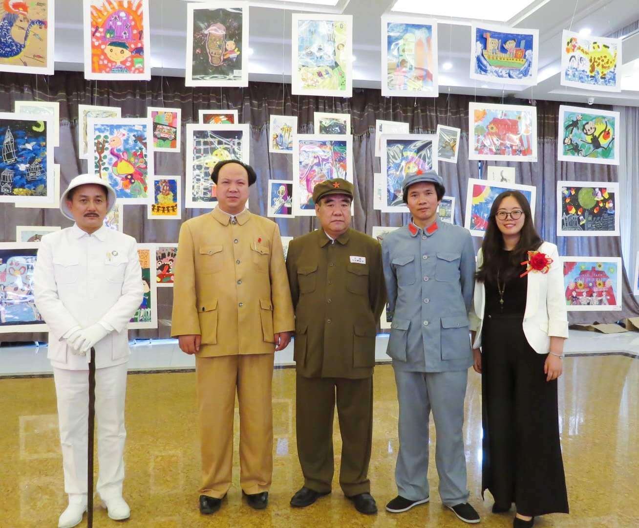 趣画创始人与伟人特型演员合影