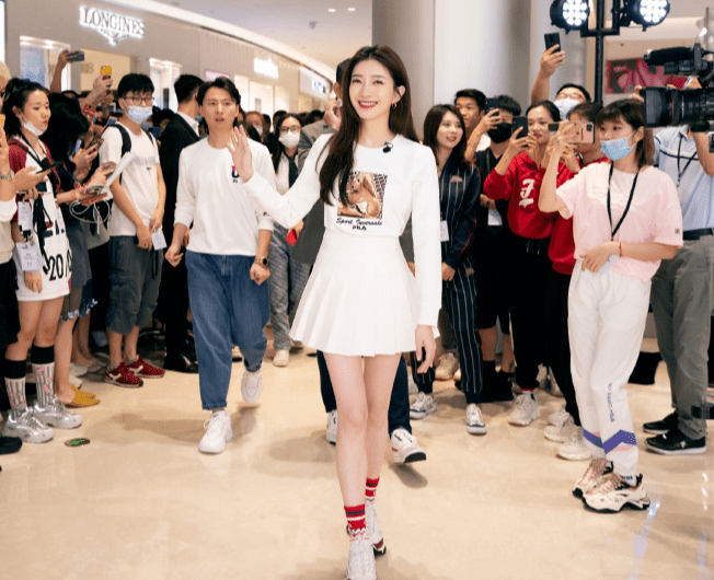 江疏影|34岁的江疏影再次挑战jk裙，谁知遭路人抓拍后，暴露真实腿长