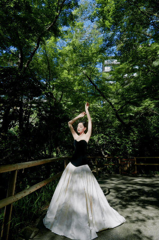 身段|静谧小树林拍出时尚大片，张天爱大胆秀腰，是真实存在的吗？