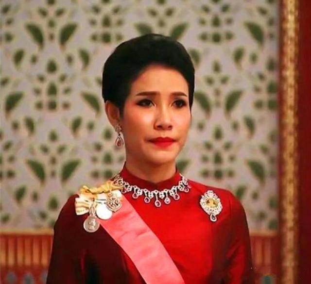 红衣|泰国变性人撞脸泰王宠妃!穿同款红衣配黑短发,怕是泰王也分不清