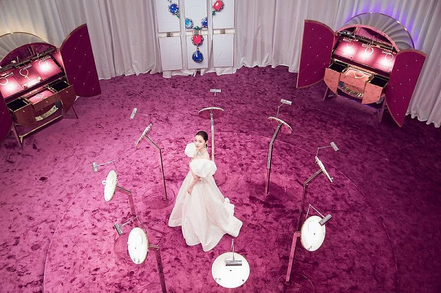 镂空|宋轶官宣成为知名珠宝品牌好友 镂空长裙出席活动优雅大方