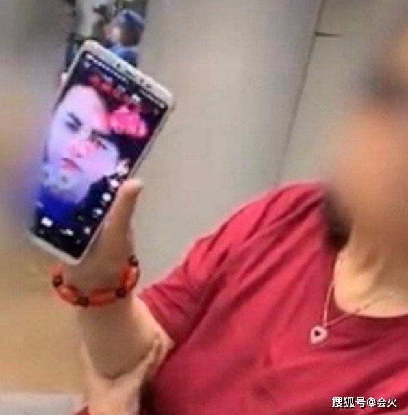 丈夫|原创自称要嫁给靳东的60岁女粉丝,就像拼单的上海名媛一样空虚