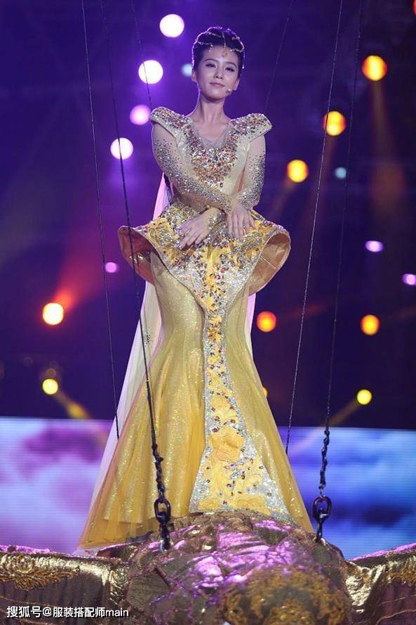 金鹰女神回顾,刘亦菲螺旋裙华丽,赵丽颖鱼尾裙甜美,唐嫣太霸气