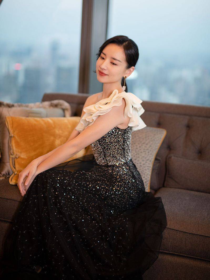 礼服|董洁40岁依然少女，穿斜肩礼服裙尽显好身材，美貌出众气质惊艳