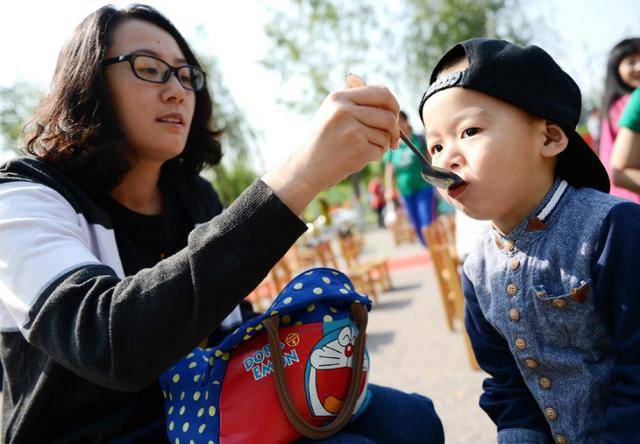 孩子|影响智力发育，这些食物尽量别给孩子吃了5岁宝宝“铅中毒”