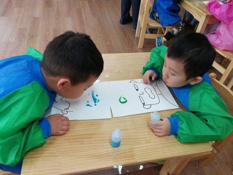 网友|“自力更生”宝宝想出奇招喝水,网友:最强模仿,还不如孩子聪明