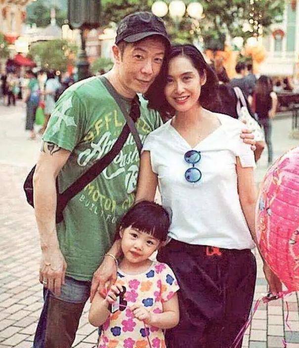 原创被周星驰辜负的朱茵,如今真的幸福吗?6字道出与黄贯中婚后真相