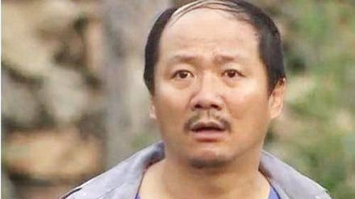乡爱谢广坤排场大，为拍视频周围拉警戒线，还