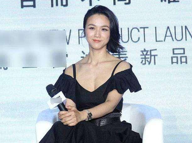 当刘亦菲与汤唯同穿吊带裙 一个嫩到掐出水 一个被“赘肉”抢镜