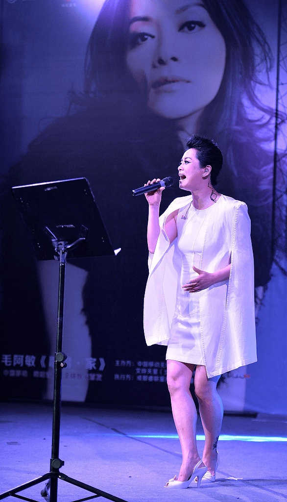 毛阿敏|毛阿敏脖子以上都是皱纹，再怎么化妆掩饰，57岁的状态是真实的！