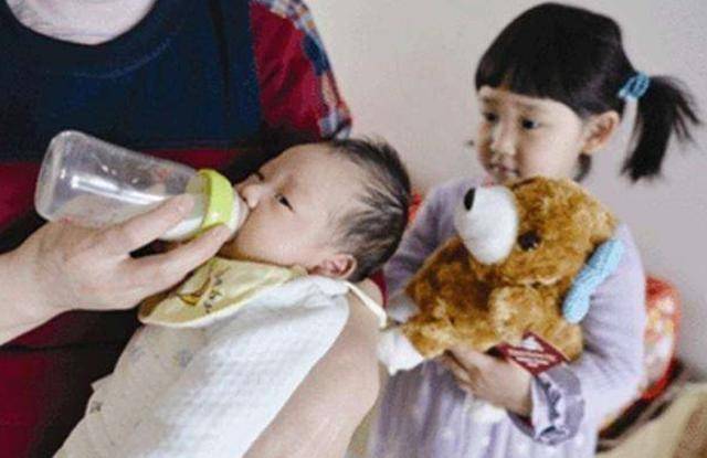 家务|13岁女儿在家像保姆包揽家务，妈妈指责：她烦死了，洗碗不刷锅