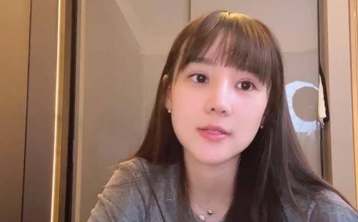 Uzi|UZI女友素颜出镜，整容后颜值爆表，动鼻子就花了10多万