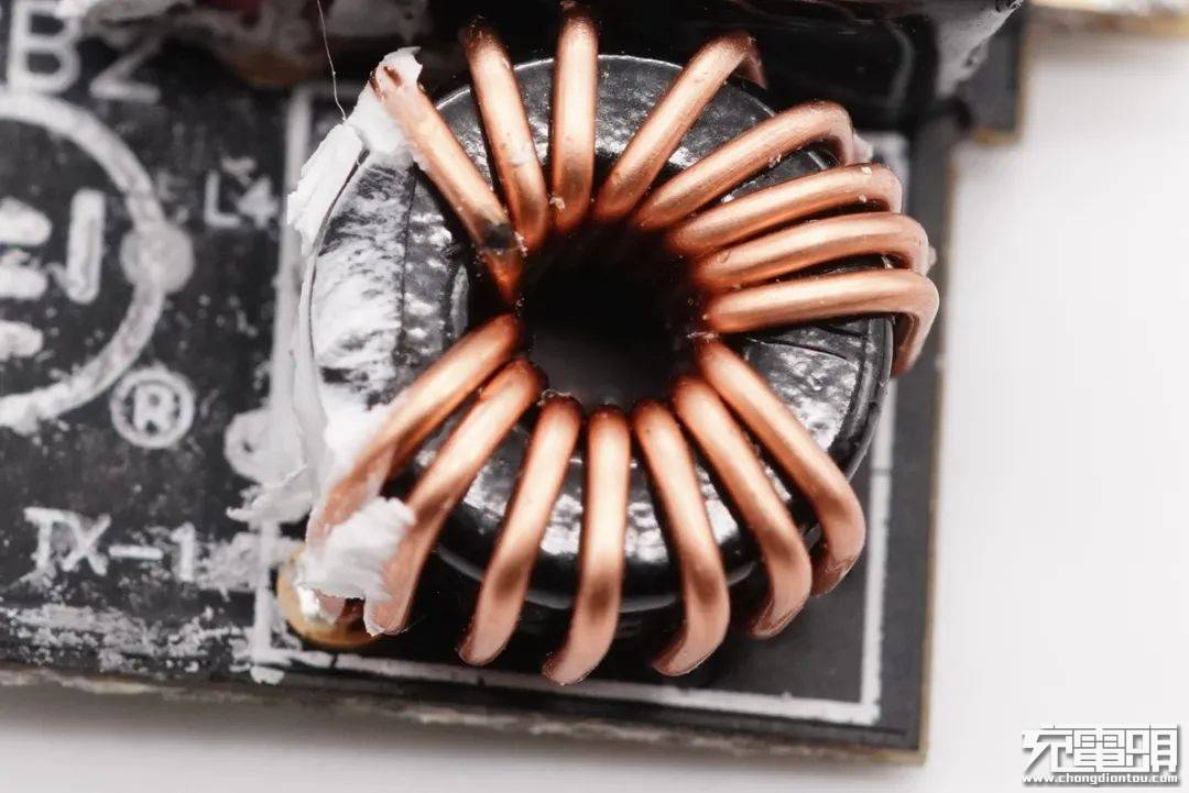 设计|拆解报告：UIBI柚比30W 1A1C氮化镓快充充电器