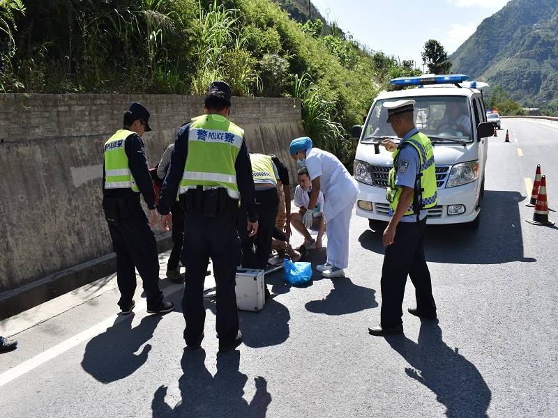 危难时刻显身手!民警及时救助一名交通事故受伤群众