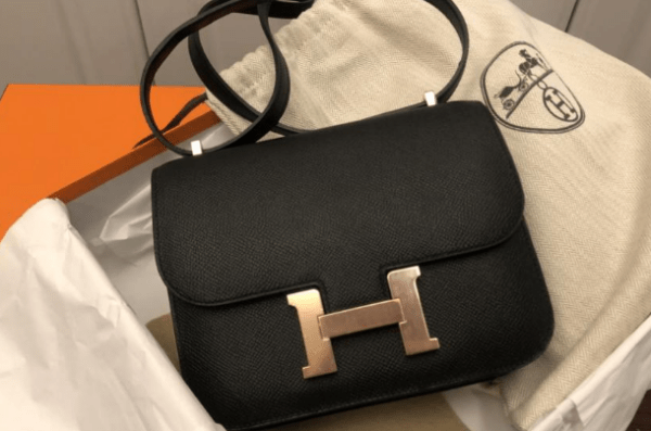 包包|穿暗红色的纯色裙子,应该搭配什么颜色的包包比较好看呢?