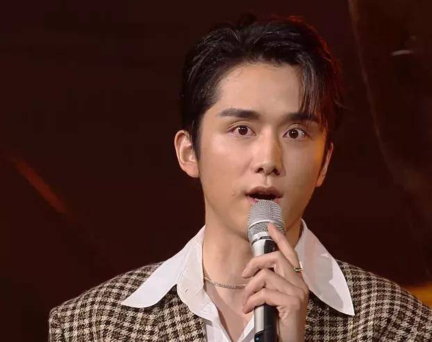 金鹰节|金鹰节开幕魔鬼打灯又来了！宋威龙满脸痘印，张萌脸部肿胀