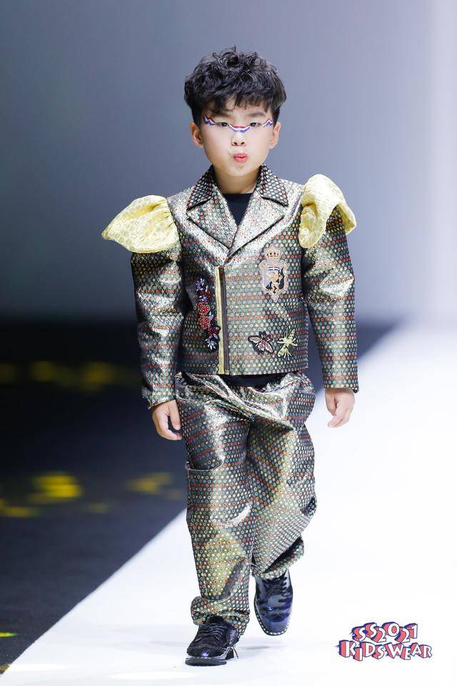 时尚|科技与时尚相融合——FUNNY DREAM高定礼服童装秀