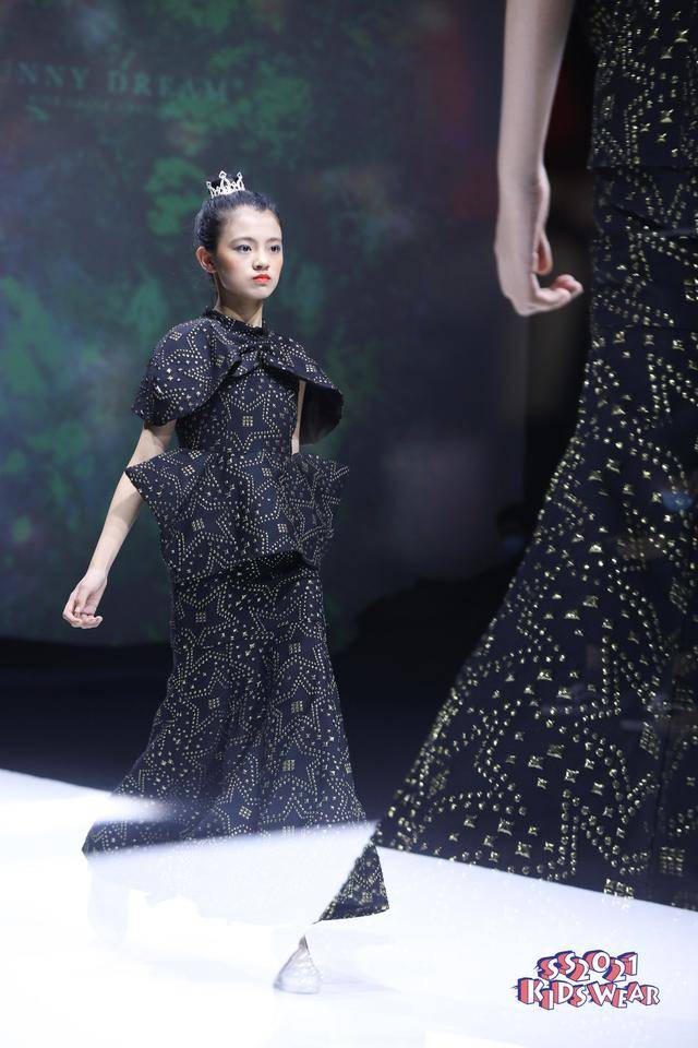 时尚|科技与时尚相融合——FUNNY DREAM高定礼服童装秀