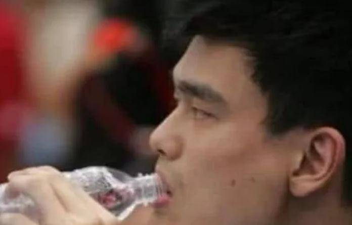 奥尼尔,姚明喝水,就像喝"口服液",而他直接拿桶喝?_手机搜狐网